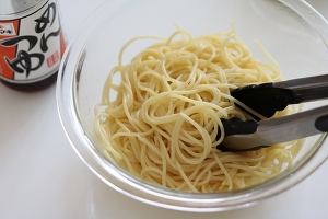 スパゲッティは塩少々入れたお湯で茹でてザルにあげ、水気をよくきる。Bオリーブオイル大さじ1、ヤマキめんつゆ（2倍濃縮）大さじ1強で和える。