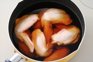 鍋にAを入れて混ぜ、鶏手羽先を入れる。落し蓋をして火にかけ、沸騰してきたら弱火にして蓋をし、30分煮る。そのまま煮汁に漬けたまま冷ます。
