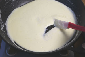 ホワイトソースを作る。温めたフライパンにバターを溶かし、小麦粉を2〜3回に分けて加え、よく練る。だまにならないように弱火～中火で練り、少しずつ豆乳と生クリームを加え、のばす。ふつふつとしてきたら、白だし混ぜ合わせ、4〜6分、強めのとろみがつくまで加熱する。
