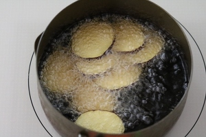 揚げ油を170℃に熱し、野菜を順に揚げる。