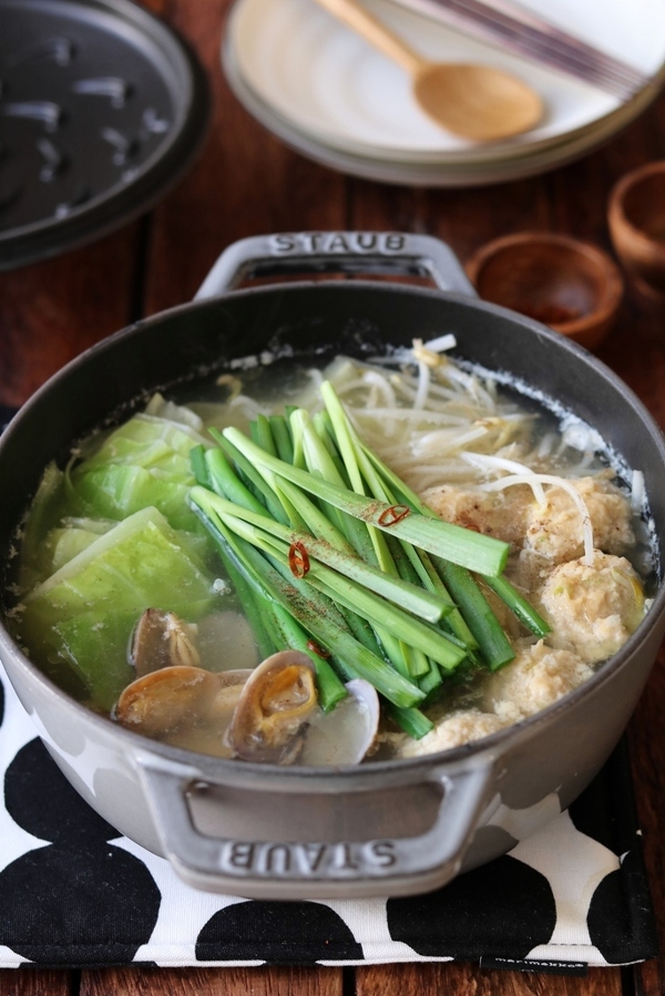 鶏団子とあさりの塩ちゃんこ鍋