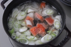 塩鮭と長ネギを加えて5分煮る。白だしを加えて味を整える。