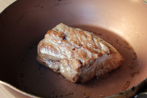 豚肉全体に塩こしょうをまぶし、すりこむ。サラダ油をひいたフライパンで、肉全体に焼き色がつくまで中火で加熱する。