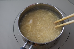鍋に水溶き片栗粉を加えてとろみをつける。卵をよく溶き、鍋を菜箸で混ぜながら少しずつ卵を加えてかきたまにする。