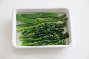バットにAを合わせ、1の野菜を半日ほど漬ける。