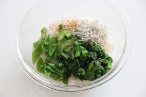 ごはんにCを混ぜて酢飯を作る。2の野菜の水分を軽くきり、飾り用に１/3量ほど残して、残りを粗く刻む。酢飯に刻んだ野菜、しらす、炒りごまを混ぜる。