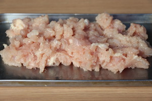 鶏肉は皮ごと粘り気が出るまでたたき切る。（目安はひき肉よりも大きめの状態。フードプロセッサーでミンチにしてもOK）