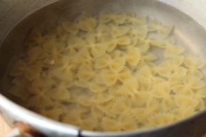 パスタを茹でる。沸騰した湯に塩（分量外：適量）を入れ、パスタを製品の規定時間より約1分早く茹でる。（塩の目安は湯◯リットルに対して塩1％）
