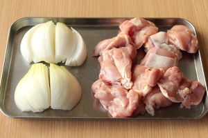 鶏もも肉は皮付きのままぶつ切りにする。新玉ねぎは8等分にする。