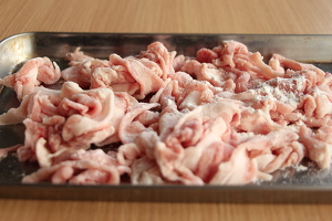 豚肉に薄力粉をまぶし、余分な粉をはたき落とす。
