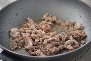 フライパンをさっとふき、中火にかけてバターを入れて豚肉を炒める。豚肉に火がとおったら、水大さじ1で溶いたマスタードを加える。軽く煮詰めて玉ねぎにかける。ブロッコリースプラウトをちらす。