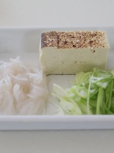豆腐は4等分、長ネギは斜め薄切りにする。大根はすりおろす。