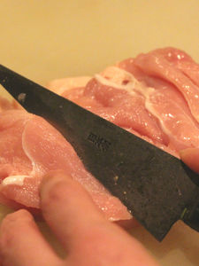 鶏もも肉は厚みのある部分に切り込みを入れ、4等分にカットする。クレソンは半分にカットする。玉ねぎは薄切りする。15分前後水に浸し、ザルにあけ、水気をしっかりと切る。マッシュルームは生のまま薄切りにする。