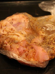 ビニール袋に鶏もも肉、Aを入れ、揉みこむ。