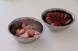 鶏もも肉は大き目の一口大に切り、塩・砂糖をもみ込む。さつまいもは皮ごとよく洗い、輪切りにして水にさらす。