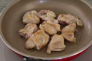 フライパンを中火で熱して、鶏肉の皮目から焼く。焼き色がついたら裏返し、両面焼き色がついたら取り出す(中まで火が通らなくてO.K.)。余分な脂をキッチンペーパーでさっとふき、水気を切ったさつまいもを加えて焼く。