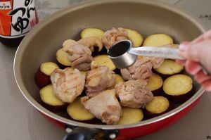 さつまいもの色が変わったら、鶏肉を戻し、酒、めんつゆ、さつまいもがかぶるくらいの水を加える。蓋をして沸騰したら弱火で10～15分煮る。
