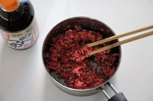 小鍋にひき肉入れてめんつゆを加えて混ぜる。火にかけて菜箸で手早く混ぜながらそぼろ状になるまで加熱する。	