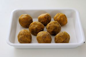 8等分にして丸め、薄力粉、溶き卵、パン粉の順に衣をつける。170℃の油で揚げる。