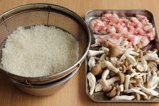 豚バラ肉(薄切り)は1cm幅に切る。しめじは石づきを切り落とし、ほぐす。米を研ぎ、20〜30分浸水させる。ザルにあけ、水気切る。