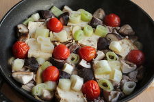 豚肉を加え、軽くほぐし、アクを取り除く。しいたけ、ミニトマト、長ねぎを加え、ひと煮立ちさせる。再度落とし蓋をし、同様に6〜8分ほど煮る。