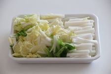 鶏ひき肉をボウルに入れて酒を混ぜておく。白菜は棒状に切る。生姜は千切りにする。椎茸は石づきをとってスライスする。