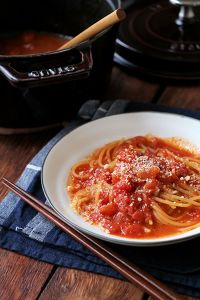 鍋の最後の〆はパスタがおすすめ。スープを残しておけば、直接パスタを入れてO.K.!表示時間通りに煮込めば完成です。