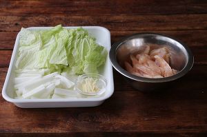 鶏胸肉は棒状に切り、割烹白だし小さじ2をもみ込む。白菜は芯の部分は棒状に、葉の部分は一口大に切る。生姜は千切りにする。