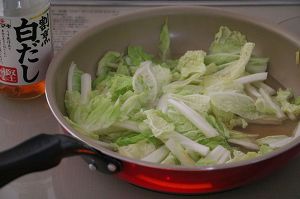 同じフライパンに白菜と生姜を加えて炒める。しんなりとしてきたら水と白だし大さじ1と1/2を加える。沸騰してきたら2をのせてふたをし、弱火で3分煮る。