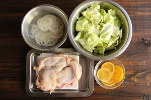 鶏もも肉の両面に塩こしょう(分量外:少々)をまぶす。キャベツは5cm幅のざく切りにし、皮をむいたれんこんは2〜3mm幅の薄切りにする。レモンは輪切りにする。