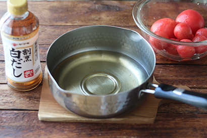鍋に【A】を入れて火にかけ、ひと煮立ちしたら1のトマトを入れて火を止める。