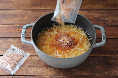 お米の水をよく切って鍋(ここではSTAUB鍋を使っています)に入れ、水360㏄、【A】を加えて混ぜる。上に生姜とかつお節をのせて蓋をする。