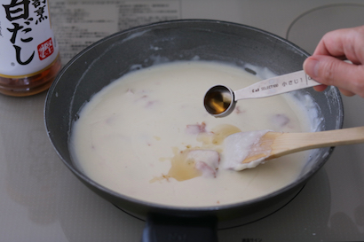 フライパンにベーコンとバターを入れて中火にかけ、バターが溶けたら弱火にしてふるった薄力粉を加える1～2分炒める。中火にし、牛乳を数回に分けて加え、その都度ダマがなくなるまでよく混ぜながら加える。残りのヤマキ割烹白だしを加える。