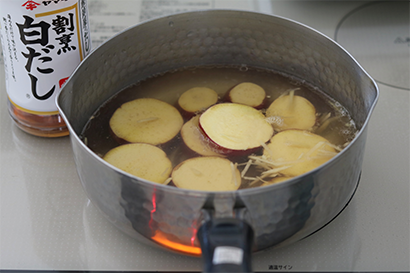 鍋を中火にかけてサラダ油を加え、水気をよくきったさつまいもを加えて炒める。全体に油が回ったら、割烹白だし、水、生姜を加える。沸騰してきたら蓋をして弱火で6～7分煮る。