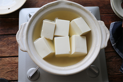 鍋に残りの出汁と6等分に切った豆腐を入れて火にかける。