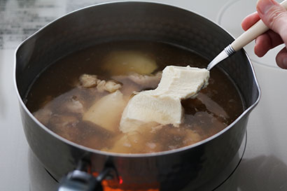 1のかつお出汁を鍋に入れて火にかけ、【A】を加える。沸騰してきたら2を加えて弱火で煮る。鶏肉の表面の色が白っぽくなったら、豆腐をスプーンですくって加える。