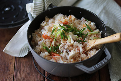 鯛を取り出し、骨をのぞいて身をほぐす。鍋に鯛の身を戻して全体を混ぜる。小口切にした青ネギを散らす。