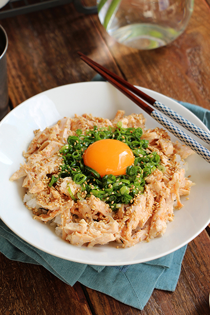 サラダチキンで作る速攻「鶏ねぎ丼」