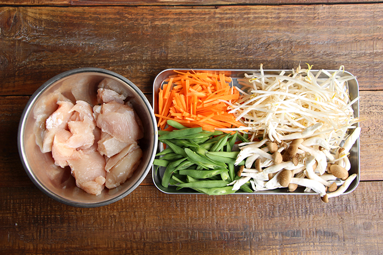 鶏むね肉は皮をはぎ、1cm幅のそぎ切りにし、片栗粉をまぶして余分な粉をはたき落とす。いんげんは軸を切り落とし、斜め切りにする。しめじは石づきを切り落とし、ほぐす。皮をむいたにんじんは千切りにする。もやしは水洗いし、水気をしっかり切る（気になる方はひげ根をとる）。