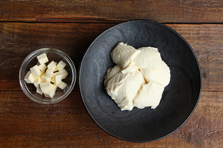 絹豆腐は水気をしっかり切り、スプーンなどですくって器に盛り付ける。クリームチーズは1cm幅の角切りにする。