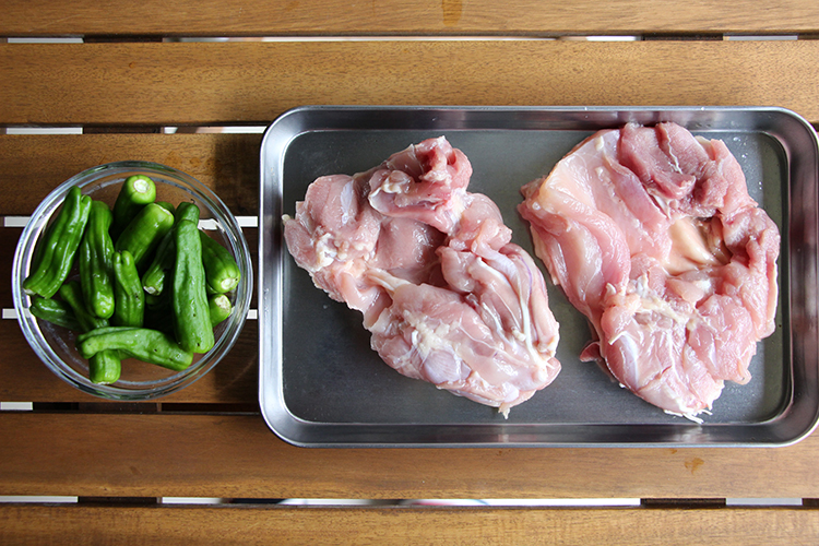 フォークで鶏もも肉全体に数か所穴をあける。ししとうはヘタを切り落とす。