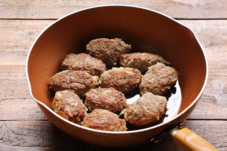 フライパンにごま油をひき、3を入れ、中火前後で両面焼き色がつくまで焼く。余分な油を一度キッチンペーパーで軽くふき取る。酒を入れ、フタをし、弱火で6〜8分蒸し焼きにする。