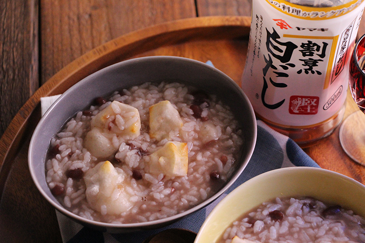 2に茹で小豆、餅を加え、さっくり混ぜ合わせ、器に盛り付ける。