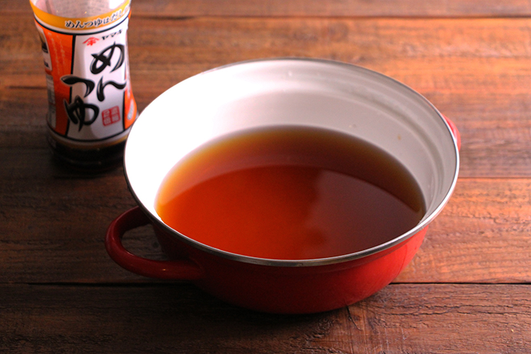 鍋にめんつゆ(2倍濃縮)、水を入れ、ひと煮立ちさせる。