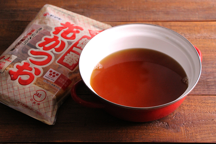 一度火を止め、徳一番花かつおを入れ、キッチンペーパーをしいたザルなどでこして、鍋に戻し入れる。