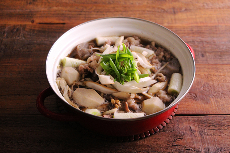 4に里芋、こんにゃく、牛切り落とし肉を入れ、ひと煮立ちさせ、アクを取り除きながら弱火で5分ほど煮る。まいたけ、長ねぎ、中央にごぼうを加え、5分ほど煮たら小ねぎをのせる。