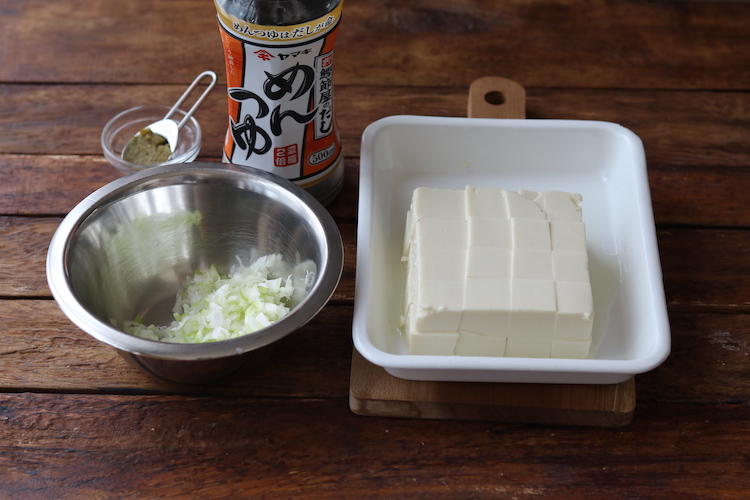 長ネギと生姜はみじん切りにする。豆腐はさいの目切りにする。