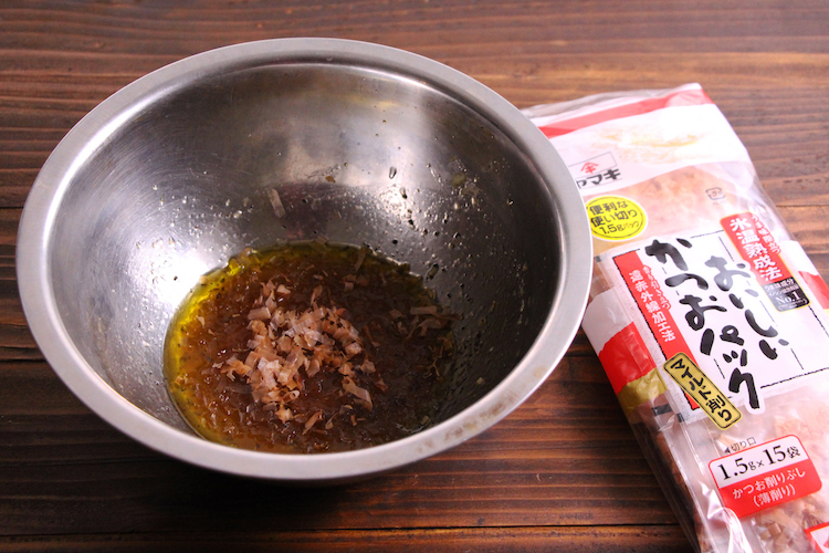 ボウルに氷温熟成 使い切りパック 、【A】を入れ、混ぜ合わせる。
