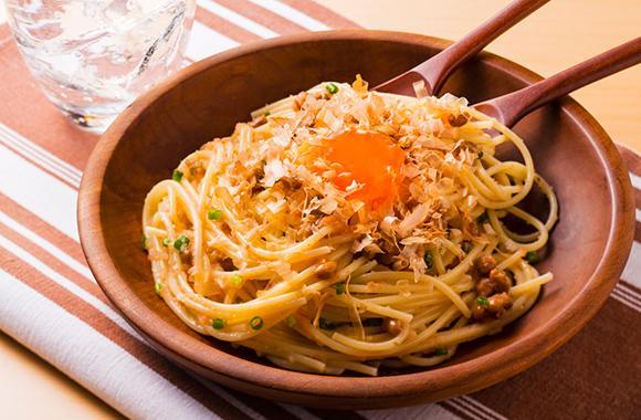 たらこと納豆の卵黄漬けパスタ