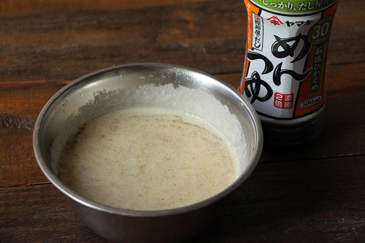 《マッシュポテトを作る②》 お塩ひかえめめんつゆ大さじ3、牛乳、こしょうを入れ、ひと煮立ちさせ、弱火で10分ほど煮込む。ミキサーまたはフードプロセッサーに入れ、攪拌する。
